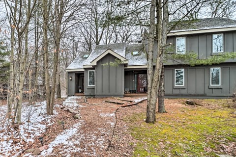 Peaceful Poconos Escape w/ Lake Access & Hiking! Apartment in Kidder Township