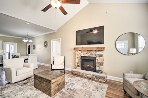 Chic Townsend Condo w/ Saltwater Pool! Apartment in Sevier County