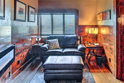 Peace & Quiet on Alpaca Farm! Paola Studio Apartment in Ozark Mountains