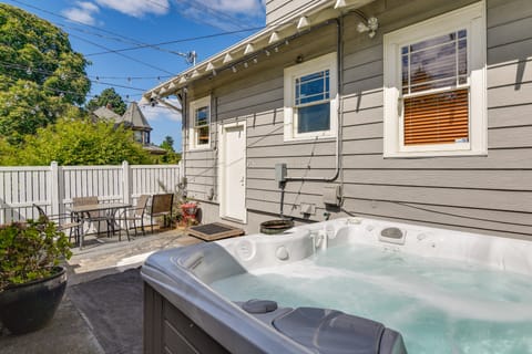 Walk to Williams District: Home w/ Hot Tub & Patio House in Portland
