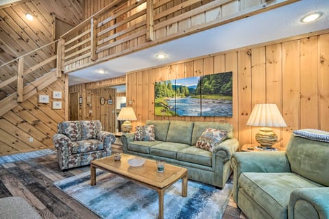 Relaxing Home Mins from Mt Snow, Hiking, & Lakes House in Dover