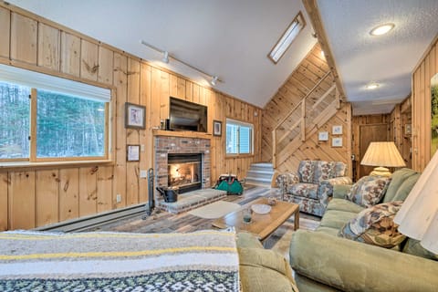 Relaxing Home Mins from Mt Snow, Hiking, & Lakes House in Dover