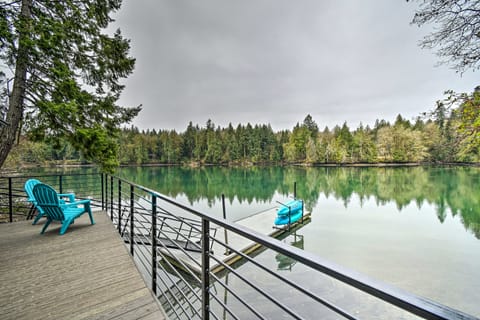 Dreamy Bayfront Cabin w/ View, Dock & Kayaks House in Puget Sound