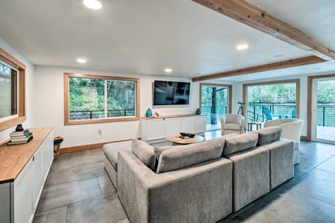 Dreamy Bayfront Cabin w/ View, Dock & Kayaks House in Puget Sound