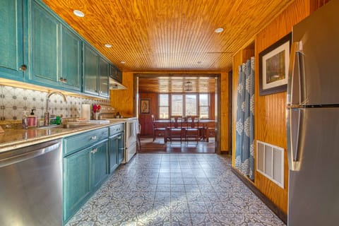 Catskills Cottage w/ Deck, 7 Mi to Hunter Mtn Cottage in Capital District, NY, USA