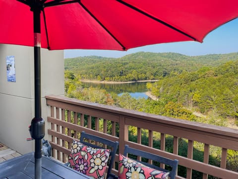 Near Silver Dollar City! Condo w/ Hot Tub & Lake Apartment in Indian Point