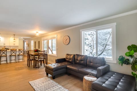 Yakima Riverfront Retreat! Cozy Cascades Cabin House in Easton