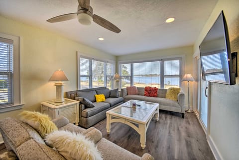 Portsmouth Waterfront Vacation Rental w/ Deck House in Portsmouth