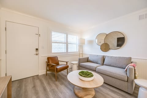 Updated Dtwn Naples Condo: Across From Beach! Apartment in Naples