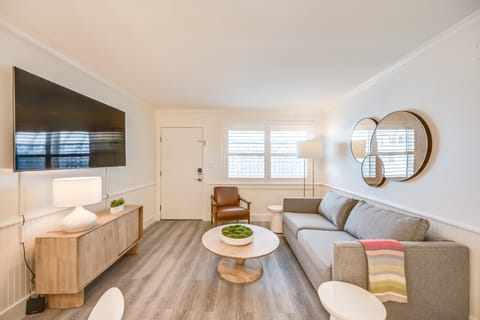 Updated Dtwn Naples Condo: Across From Beach! Apartment in Naples