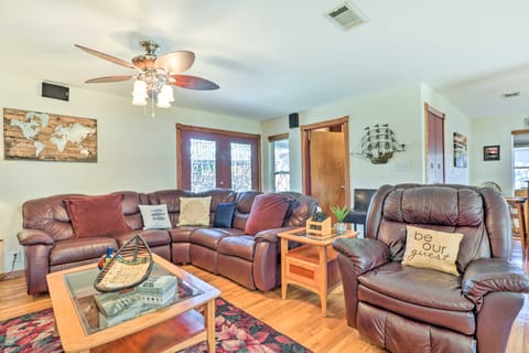 Pet-Friendly Austin Home w/ Private Hot Tub! House in Hudson Bend