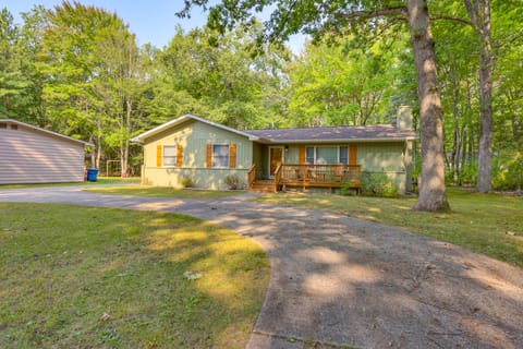 Houghton Lake Cottage Escape w/ Patio! Cottage in Michigan