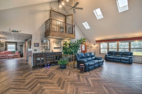 Pet-Friendly Bartlett Farmhouse w/ Deck! House in Bartlett