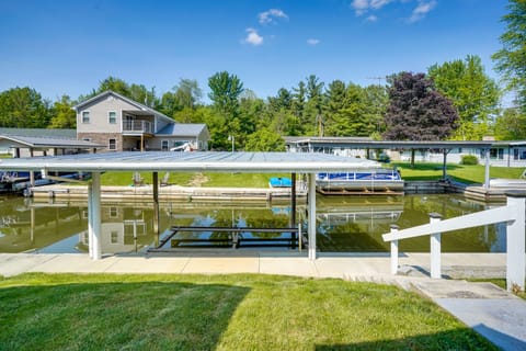 Waterfront Lakeview Cottage w/ Dock & Lift! Cottage in Indian Lake