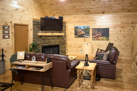 Gatlinburg Mountain Cabin: 4 Mi to National Park! House in Pittman Center