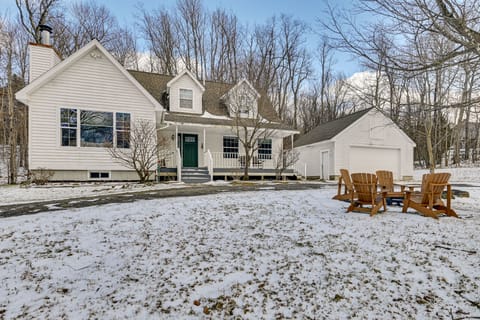 5 Mi to Mt Snow: West Dover Getaway w/ Hot Tub House in West Dover