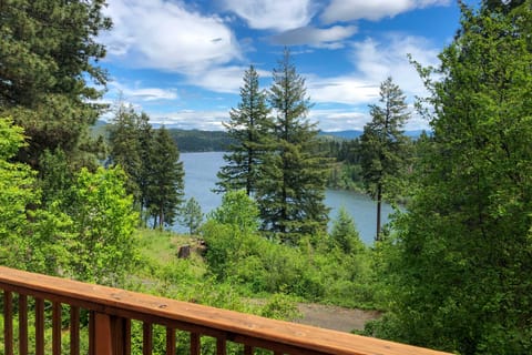 Cave Bay Vacation Rental w/ Game Room! Cottage in Kootenai County