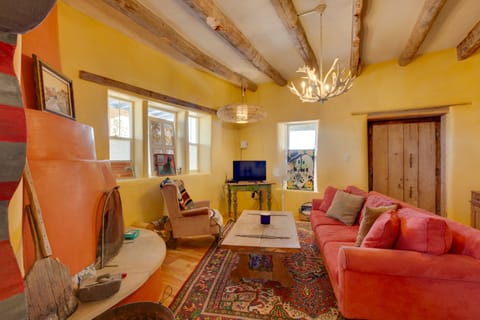 Santa Cruz Home w/ Mountain Views! House in New Mexico