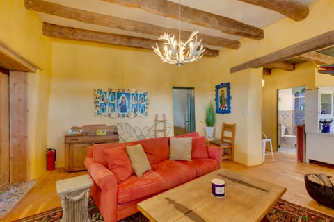 Santa Cruz Home w/ Mountain Views! House in New Mexico