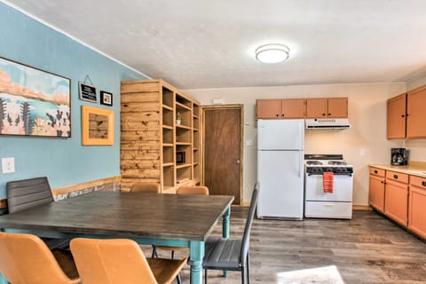 Walk to Main St & Riverfront Trail: Mtn-View Condo Apartment in Red River