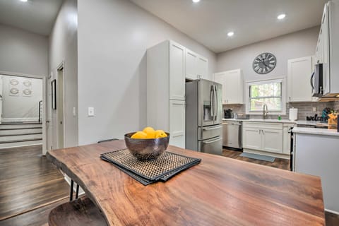 Atlanta Retreat w/ Deck in Greenbriar Area! House in East Point