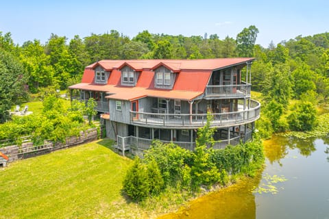 Strawberry Plains Cabin: Private Pond & Game Room! House in Sevier County