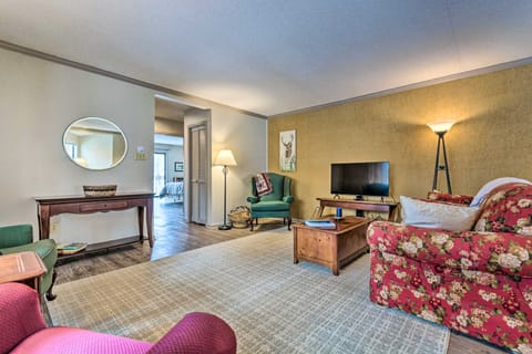 Single-Story Fairfield Bay Condo w/ Deck! Apartment in Fairfield Bay