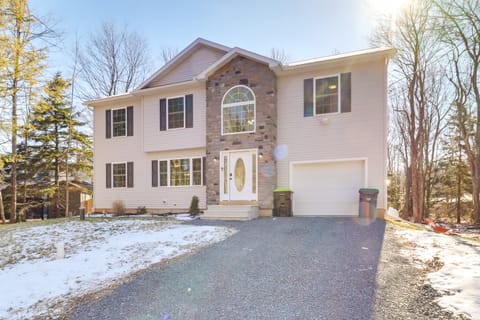 3 Mi to Kalahari: Pocono Summit Home w/ Pool Table House in Coolbaugh Township
