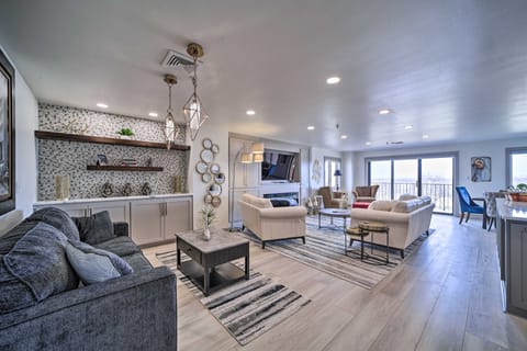 Balcony & Lake View: Modern Condo in Monkey Island Apartment in Grove