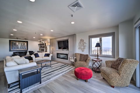 Balcony & Lake View: Modern Condo in Monkey Island Apartment in Grove