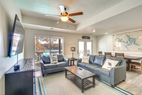 Lake of the Ozarks Vacation Rental: Boat Dock/Slip Apartment in Village Four Seasons