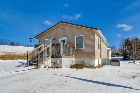 3 Mi to Cave Run Lake: Outdoor Retreat w/ Grill House in Kentucky