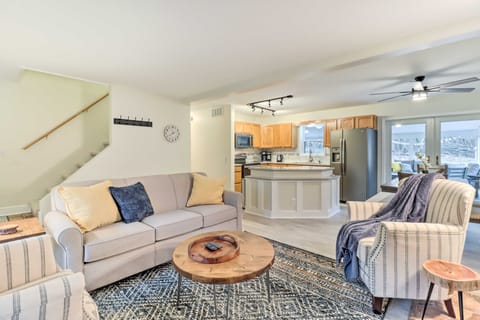 Blakeslee Home w/ Private Hot Tub, 5 Mi to Skiing! House in Tunkhannock Township