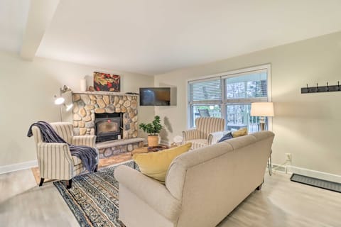 Blakeslee Home w/ Private Hot Tub, 5 Mi to Skiing! House in Tunkhannock Township