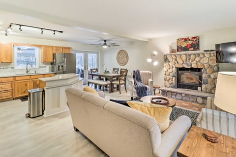 Blakeslee Home w/ Private Hot Tub, 5 Mi to Skiing! House in Tunkhannock Township