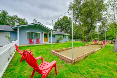 Walk to Dtwn! Dog-Friendly Oakhurst Gem w/ Yard House in Oakhurst