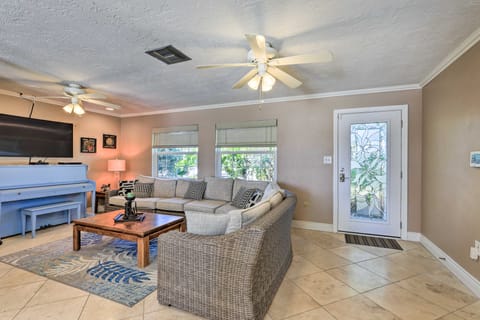 Pool, Dock & Kayaks: Waterfront Palmetto Home House in Palmetto