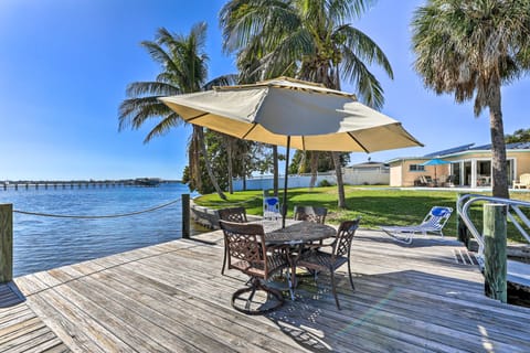 Pool, Dock & Kayaks: Waterfront Palmetto Home House in Palmetto
