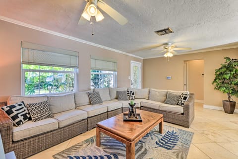 Pool, Dock & Kayaks: Waterfront Palmetto Home House in Palmetto