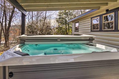 Pigeon Forge Cabin w/ Private Hot Tub & Gas Grill House in Pigeon Forge