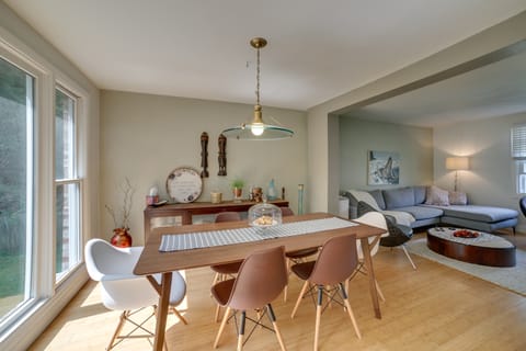 15 Mi to Pittsburgh: WFH-Friendly Home w/ Deck House in Monroeville