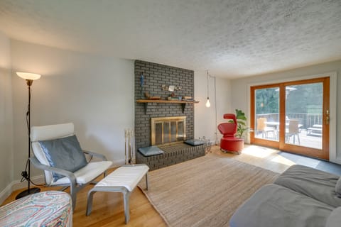 15 Mi to Pittsburgh: WFH-Friendly Home w/ Deck House in Monroeville