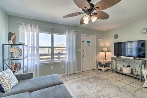 Gulf Shores Condo w/ Pool & Grill: Walk to Beach! Apartment in Gulf Shores