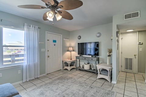 Gulf Shores Condo w/ Pool & Grill: Walk to Beach! Apartment in Gulf Shores