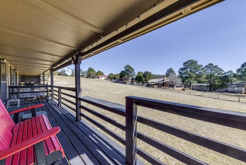 Ruidoso Condo w/ Golf View ~ 17 Mi to Ski Apache! Apartment in Ruidoso