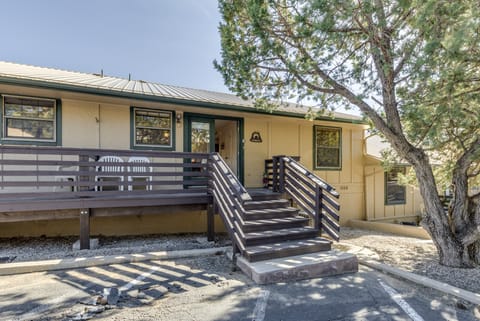 Ruidoso Condo w/ Golf View ~ 17 Mi to Ski Apache! Apartment in Ruidoso