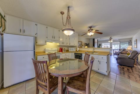 Ruidoso Condo w/ Golf View ~ 17 Mi to Ski Apache! Apartment in Ruidoso