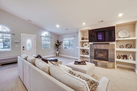 Near Red Rocks: Golden Getaway w/ Deck! House in Lakewood