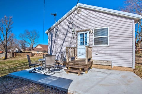 'The Brewer Guesthouse' Tiny Home w/ Patio & Yard! House in Ozark Mountains