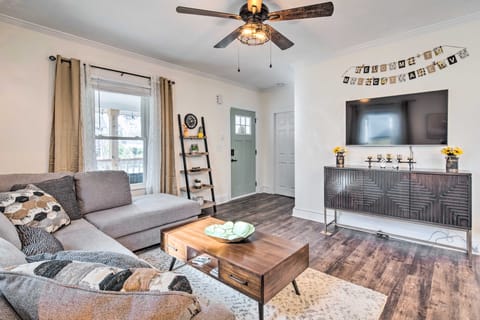 Greenville Escape w/ Deck + Fire Pit! House in Greenville